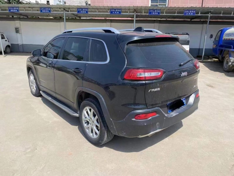 安慶18年Jeep自由光8
