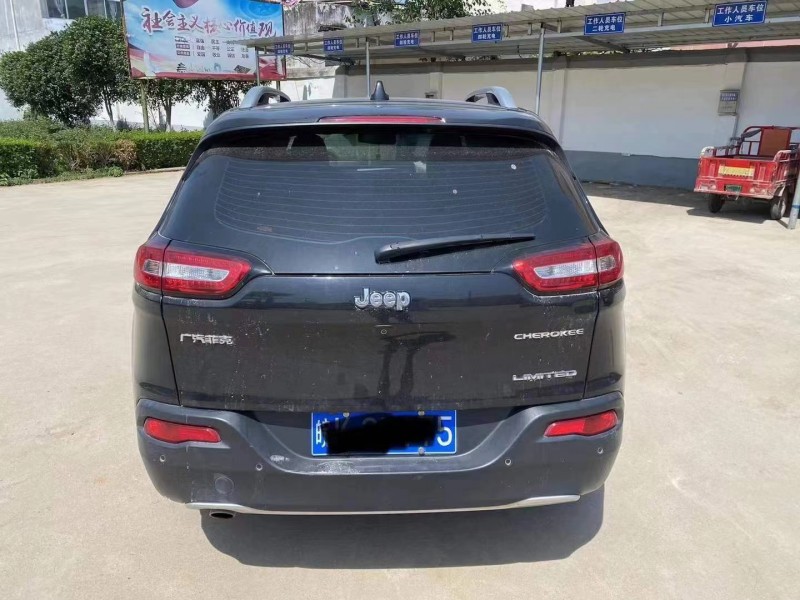 安慶18年Jeep自由光9