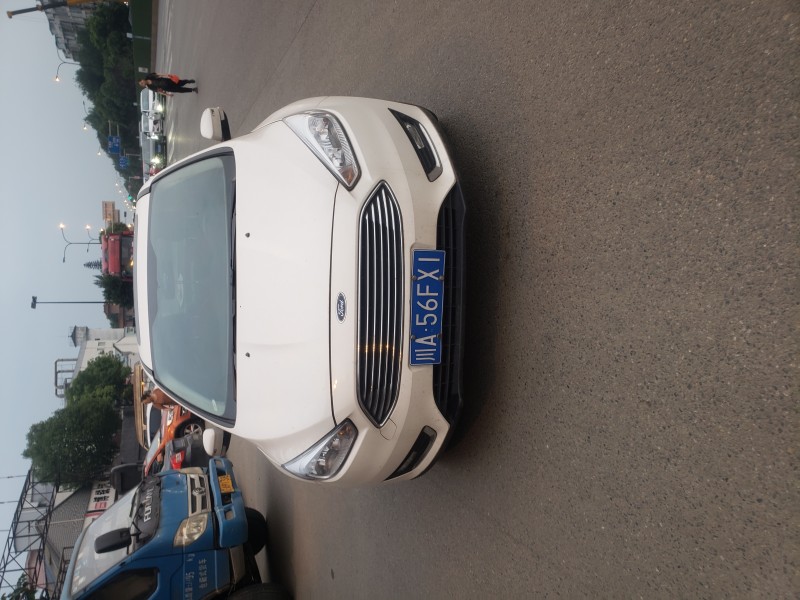 成都16年福特福克斯1