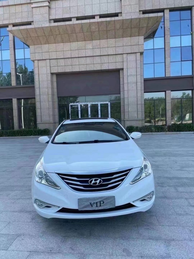 保定13年现代索纳塔八1