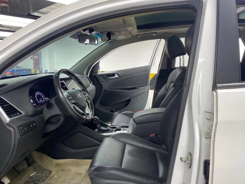 成都15年现代途胜7