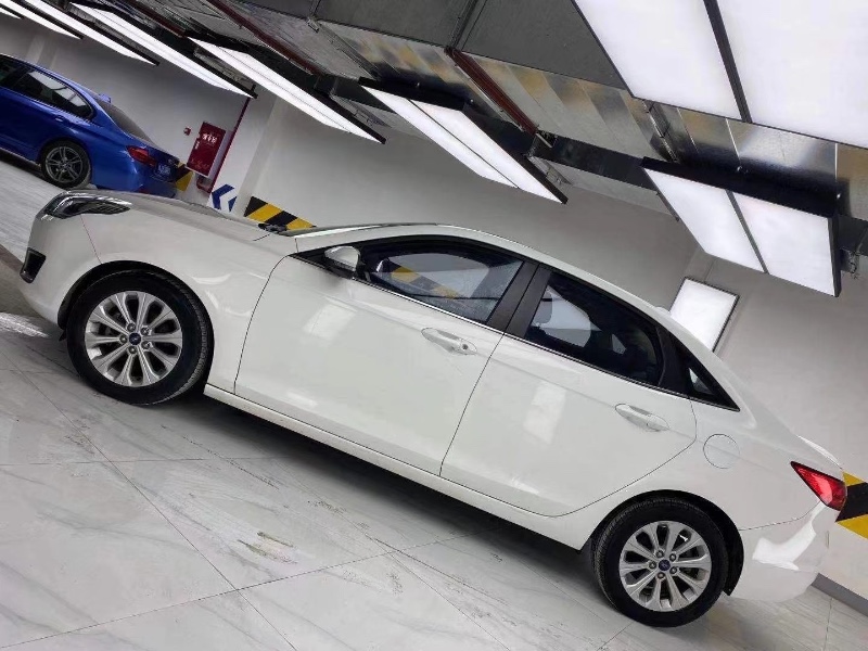 成都16年福特福睿斯4