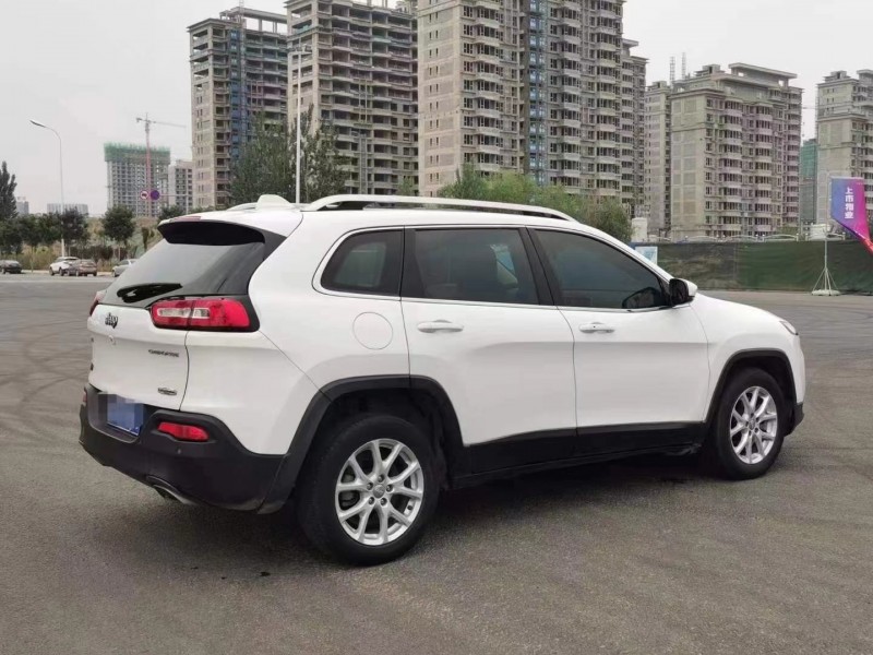 保定16年Jeep自由客8