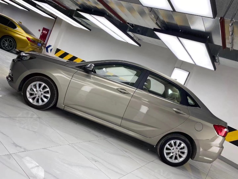 成都15年长安汽车悦翔V74