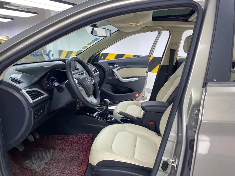 成都15年长安汽车悦翔V75