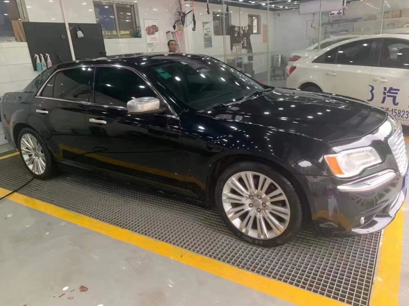 重慶14年克萊斯勒300C2