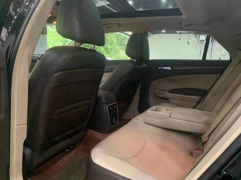 重慶14年克萊斯勒300C4