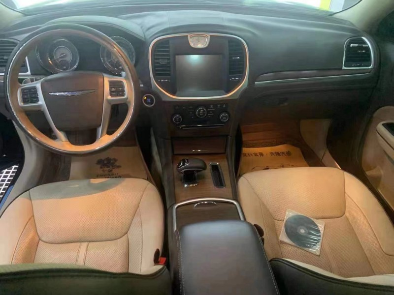 重慶14年克萊斯勒300C6