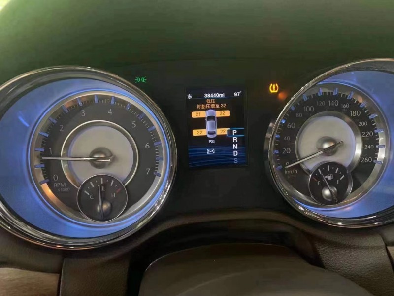 重慶14年克萊斯勒300C5