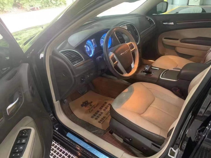 重慶14年克萊斯勒300C7