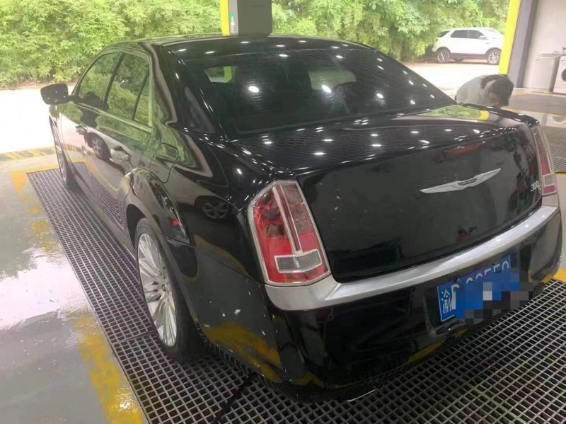 重慶14年克萊斯勒300C8