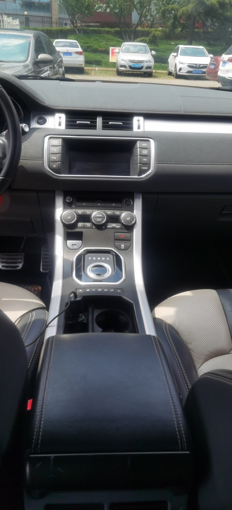 青岛12年路虎极光1