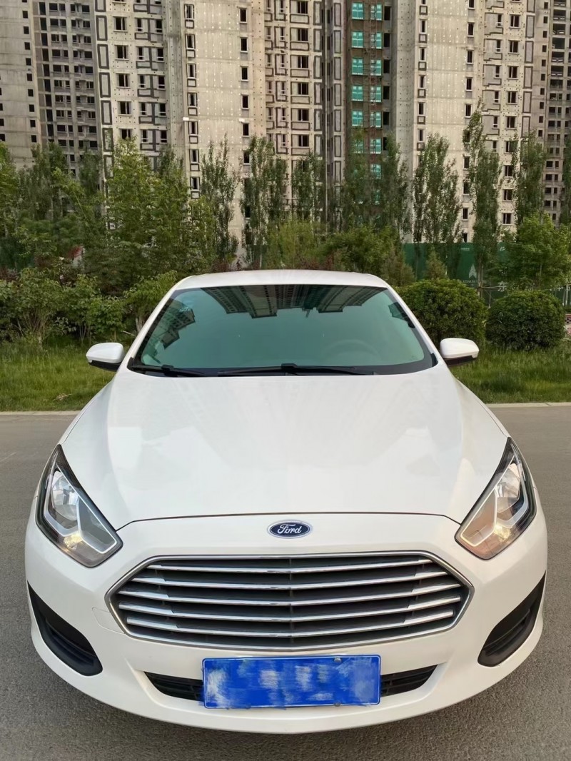 保定19年福特福睿斯1