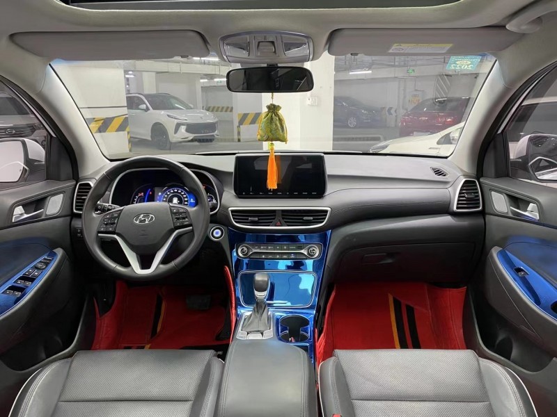 成都20年现代途胜5