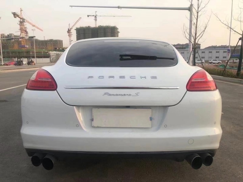 保定13年保时捷帕拉梅拉3