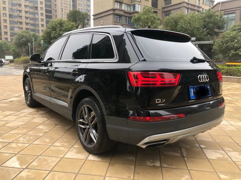 天津16年奧迪Q78