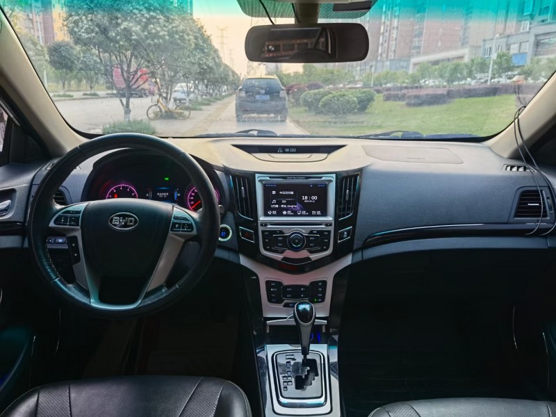 武汉14年比亚迪速锐5