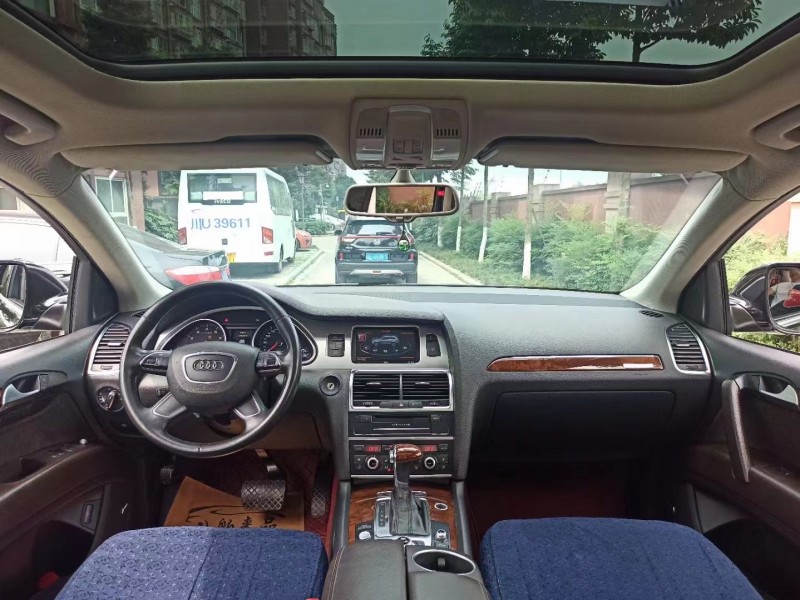成都13年奥迪Q75