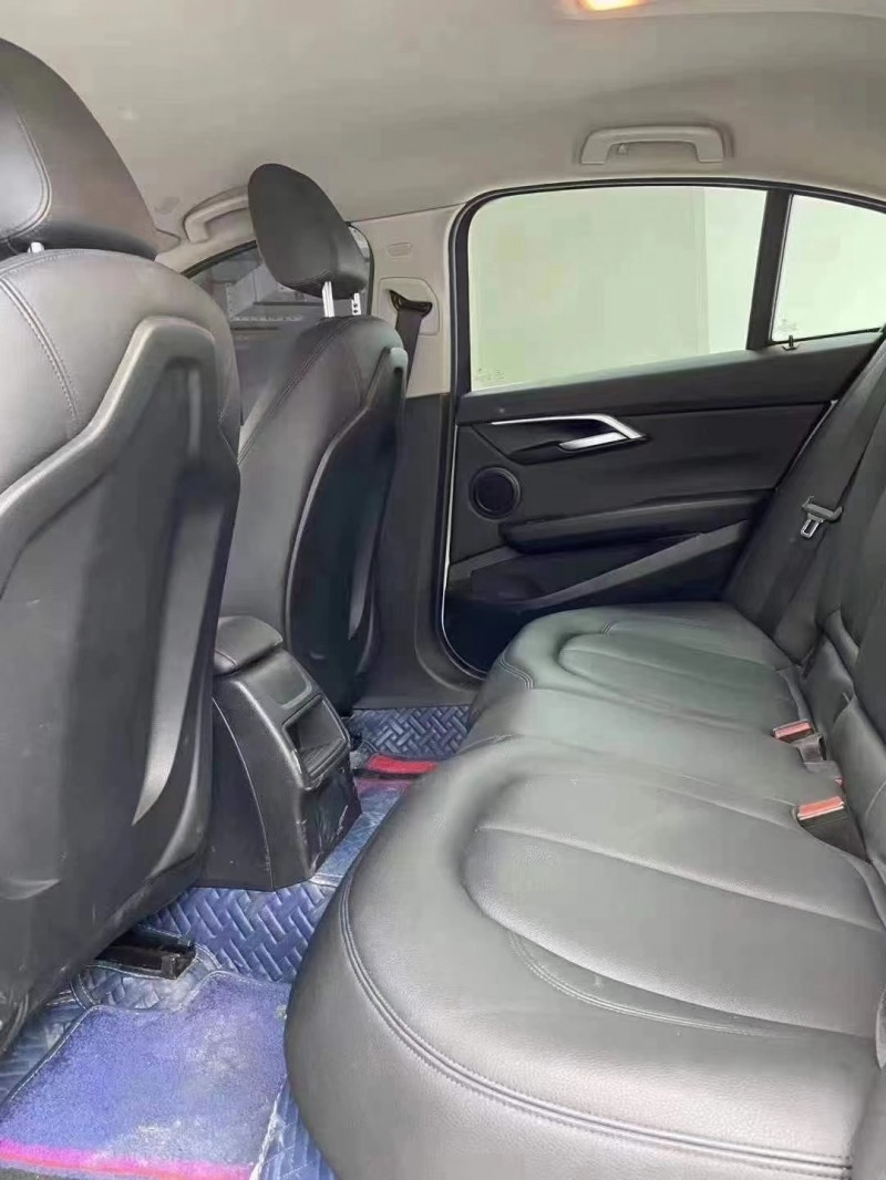 成都19年宝马1系7