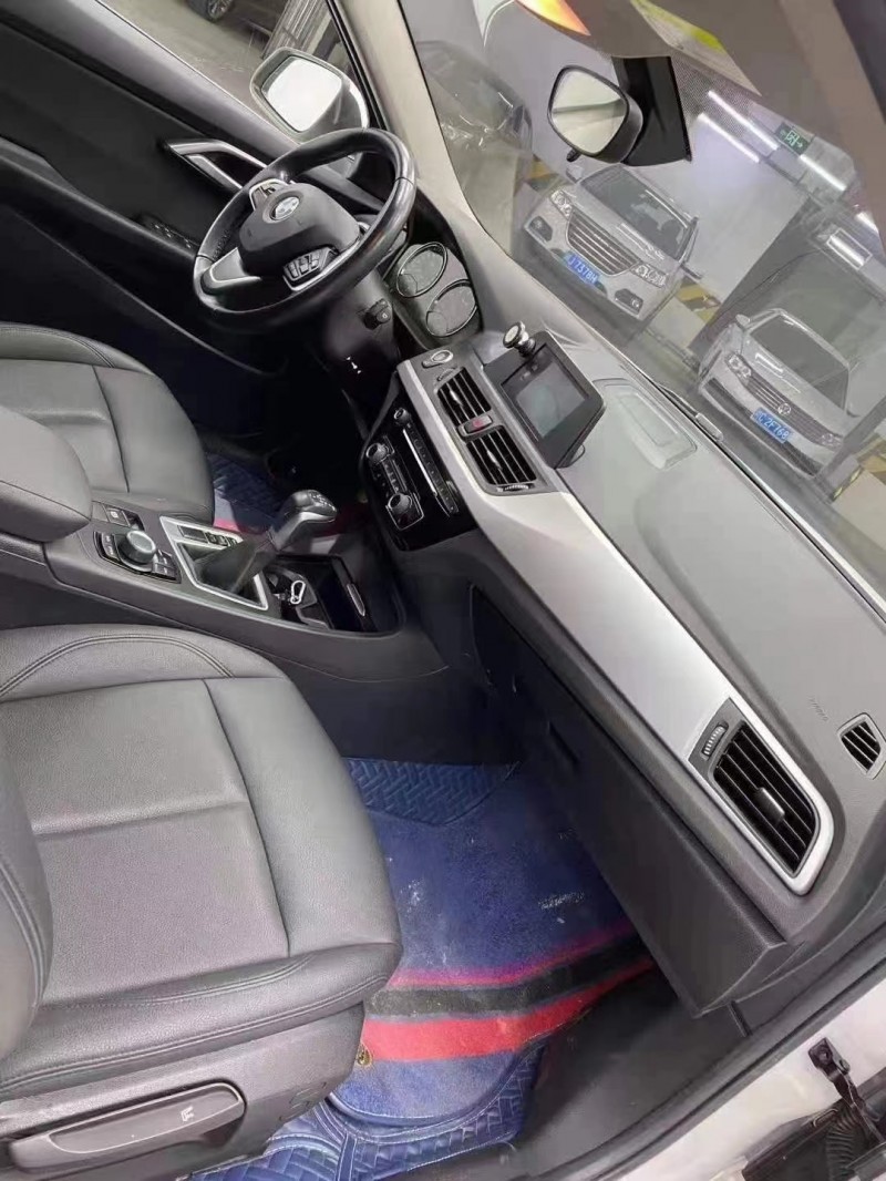 成都19年宝马1系6