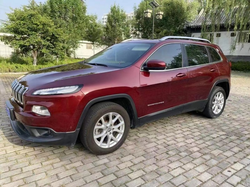 泰安17年Jeep自由光2