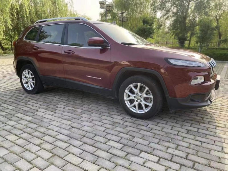 泰安17年Jeep自由光3