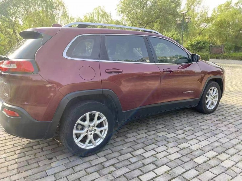 泰安17年Jeep自由光7