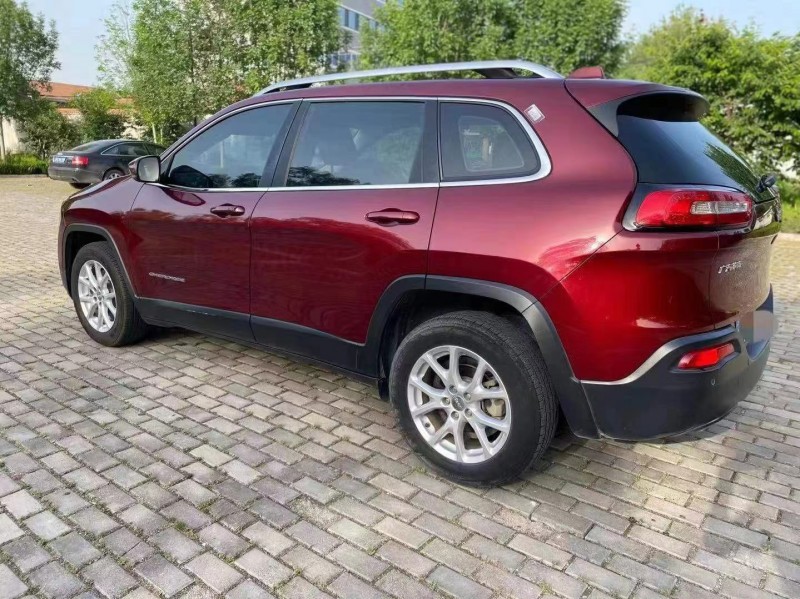 泰安17年Jeep自由光8
