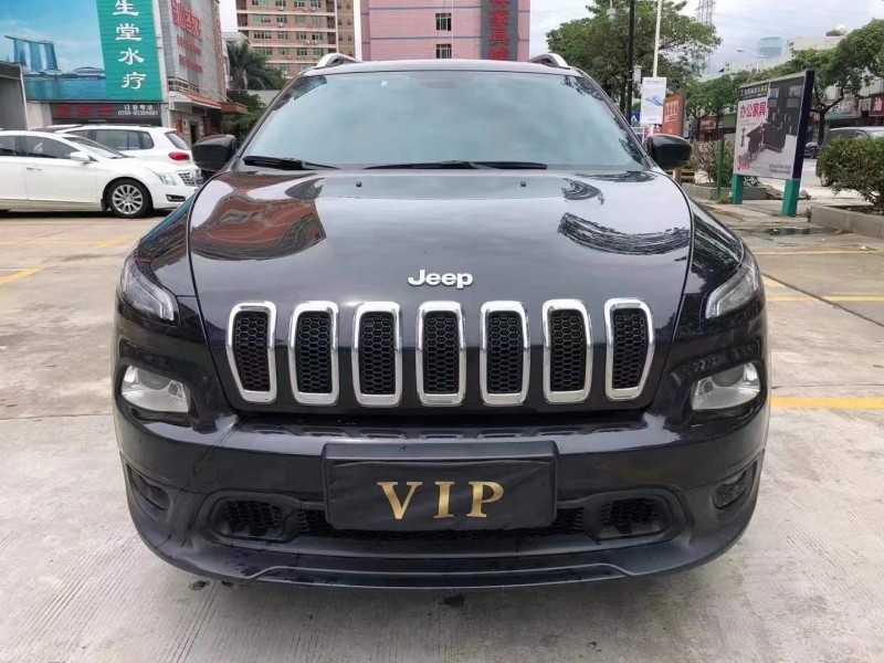 江門17年Jeep自由光1