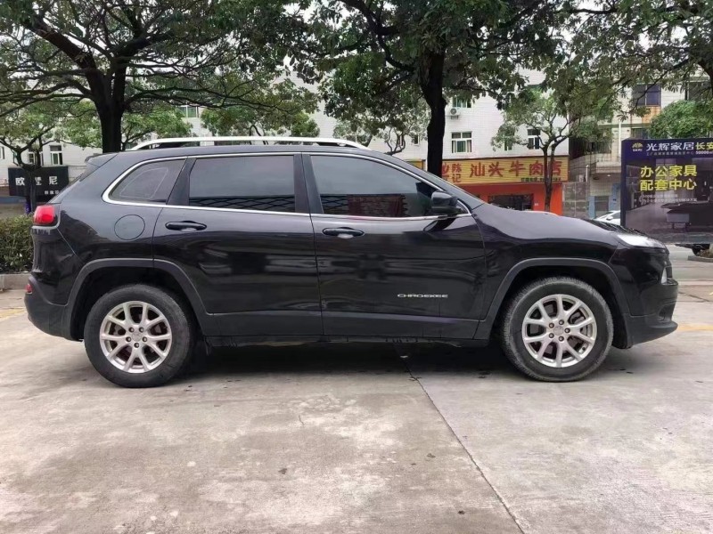 江門17年Jeep自由光3