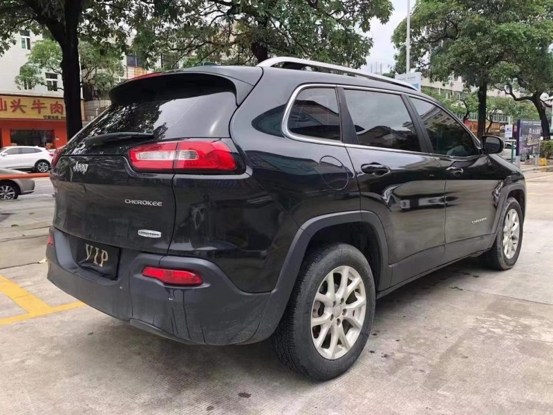 江門17年Jeep自由光8