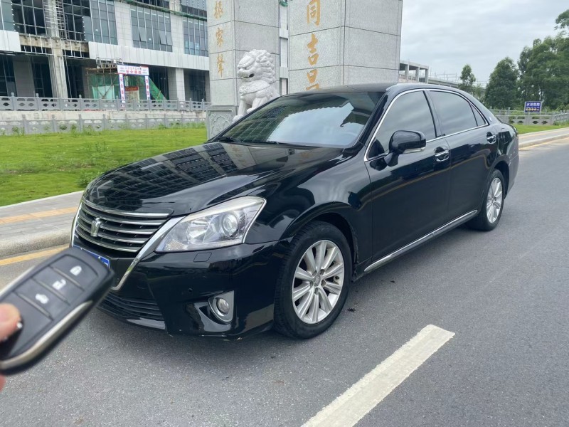 广州抵押车13年丰田皇冠出售