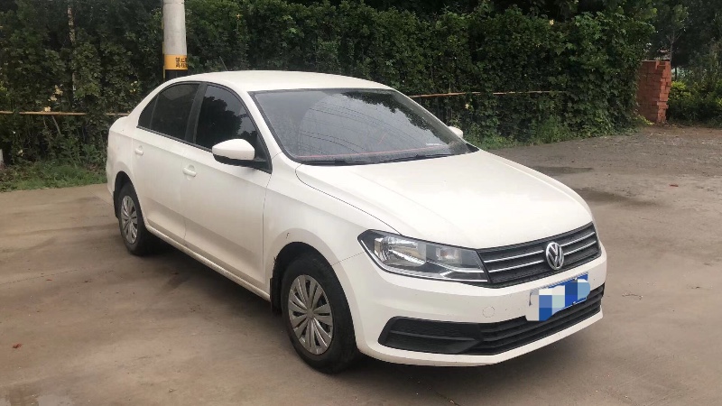 青岛20年大众桑塔纳5