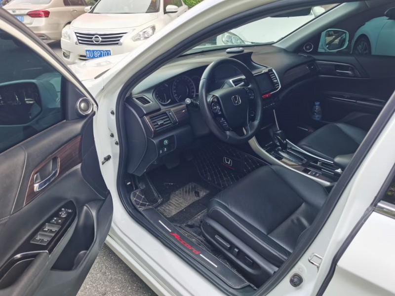 青岛16年本田雅阁7