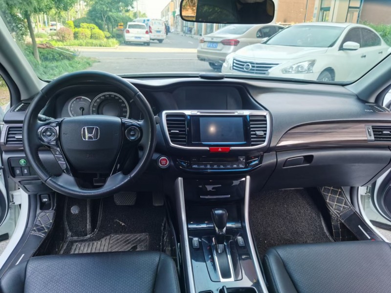 青岛16年本田雅阁8