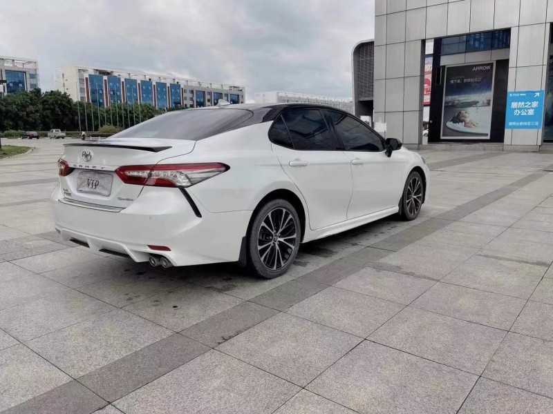 武汉18年丰田凯美瑞8