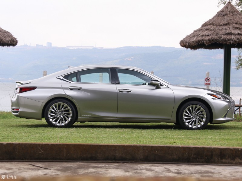 成都19年克莱斯勒300M5