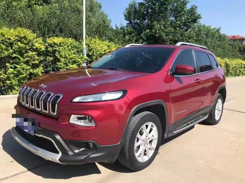 濟寧17年Jeep自由光2