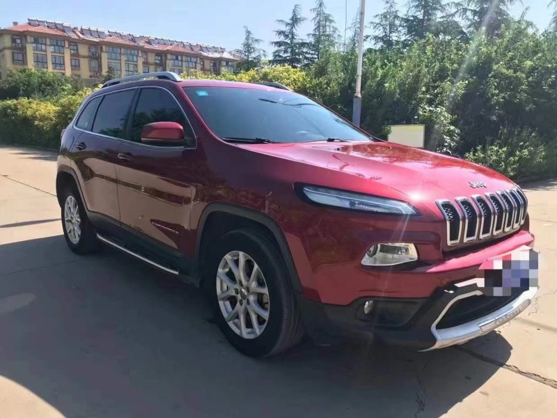 濟寧17年Jeep自由光3