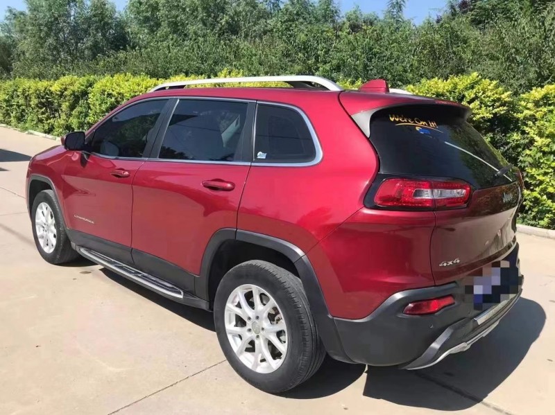 濟寧17年Jeep自由光7
