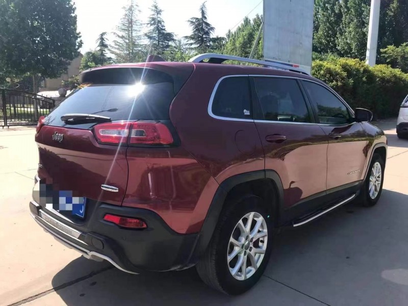 濟寧17年Jeep自由光8