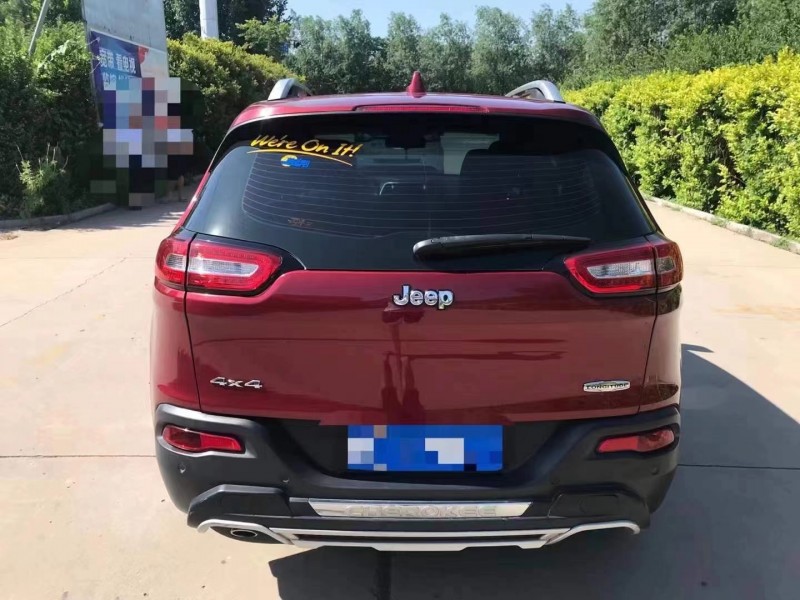 濟寧17年Jeep自由光9