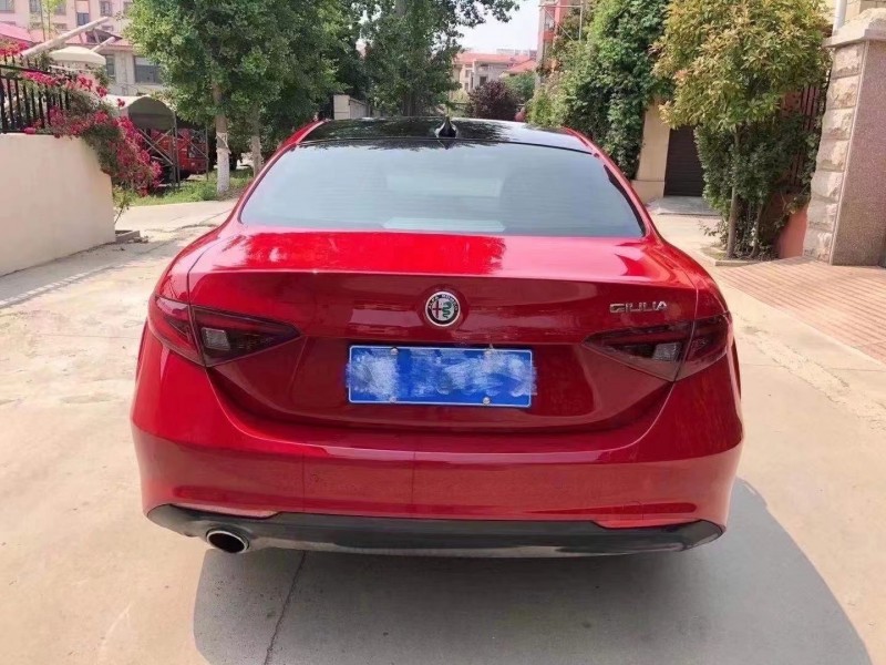 潍坊18年阿尔法·罗密欧Giulia7