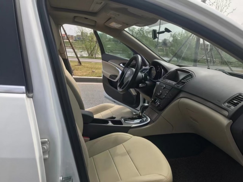 青岛12年别克君威2