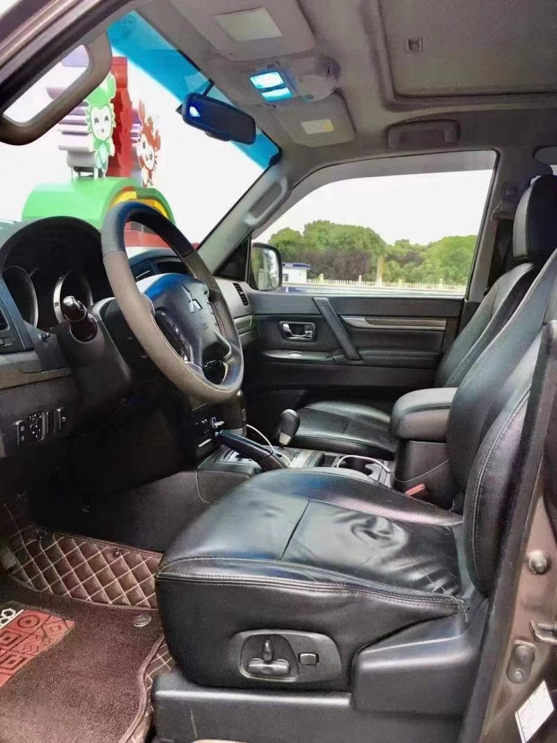 成都10年三菱帕杰罗2