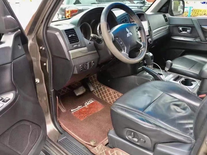 成都10年三菱帕杰罗4