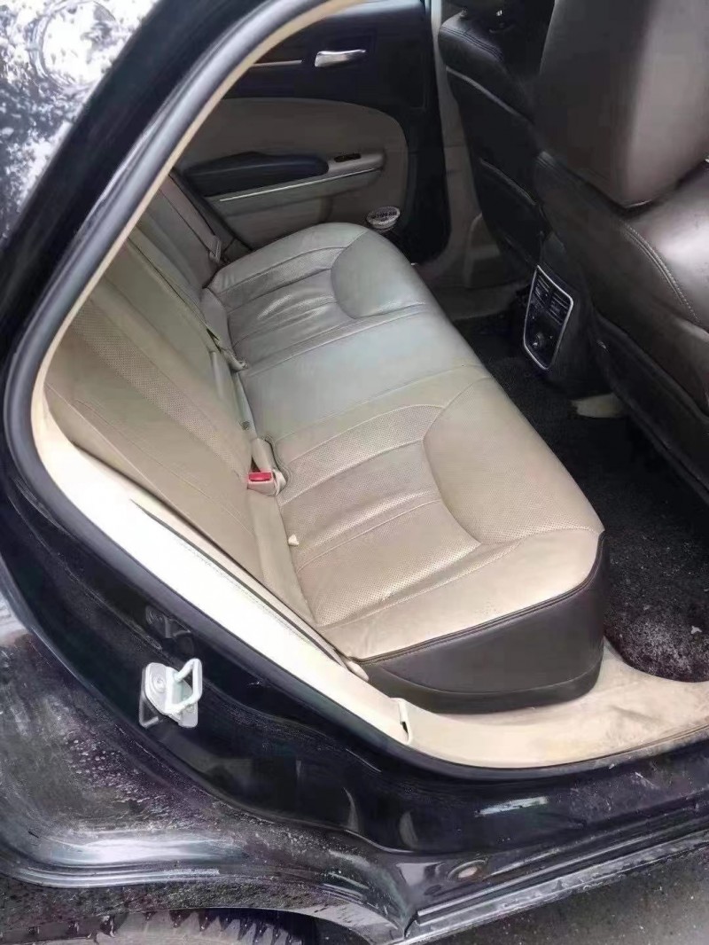 重慶13年克萊斯勒300C2