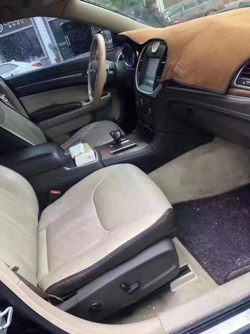 重慶13年克萊斯勒300C3