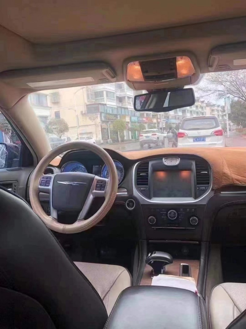 重慶13年克萊斯勒300C4