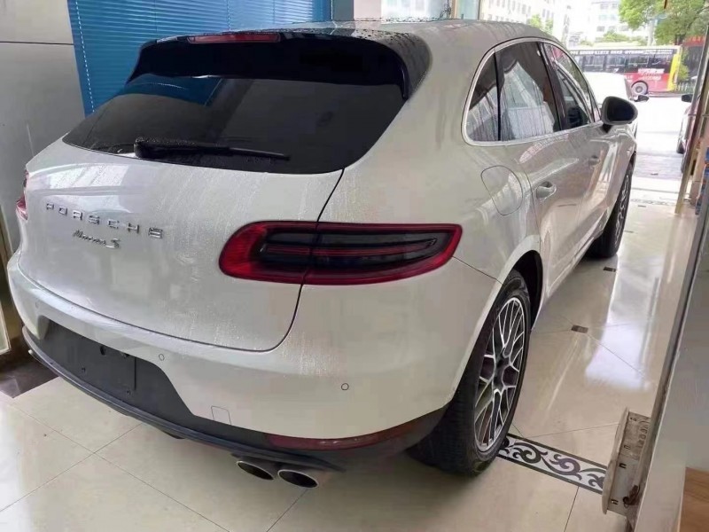 黃山16年保時捷Macan2